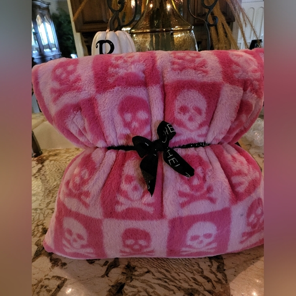 Rachel Zoe Other - New Rachel Zoe Halloween Pink Skull Throw Pillow Nwt 🩷💀🩷